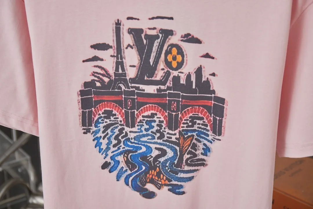 🅿️190 1V 25SS early spring new style Eiffel Tower river pattern short-sleeved, light luxury, essential item for daily commuting for men and women Correct version Welcome to compare Detailed features · 320g 100% pure cotton double yarn jersey fabric · Special thickened 32 pieces of double-strand 1X1 thread in the same vat custom dyeing · Digital direct injection of Eiffel Tower, bridge dyeing, river pattern printing • Turtle back design, letter logo and koi fish 🐟 embroidery · Double-needle stitching across seams · Original main mark, washed tag, branded moisture-proof paper packaging Color: White/Black/Pink Size: S/M/L/XL